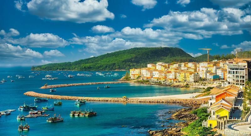 Luxurious beachfront resort on Long Beach, Cam Ranh, featuring private swimming pools and premium amenities.