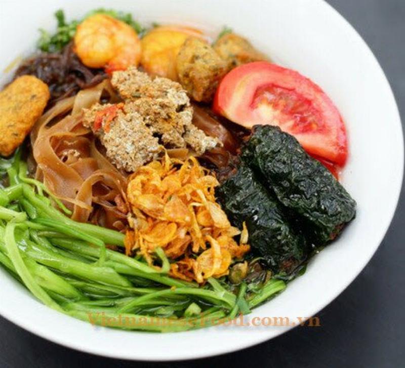 bowl of traditional Vietnamese Banh Da Cua, a crab noodle soup