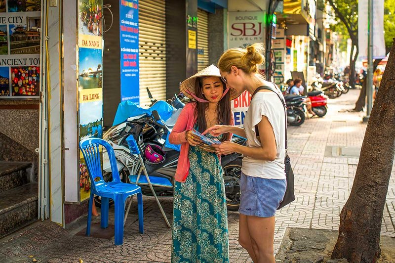 is it safe to travel to vietnam alone - solo female traveler asking directions