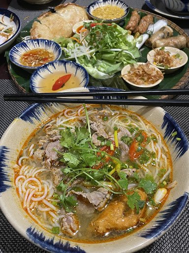 Nhà hàng Bánh Gánh - where to eat hue vietnam